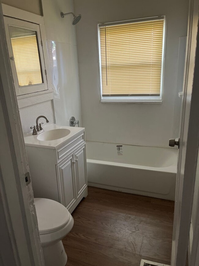 Building Photo - Cute & Cozy 2 Bedroom W/Bonus Room For Rent!!