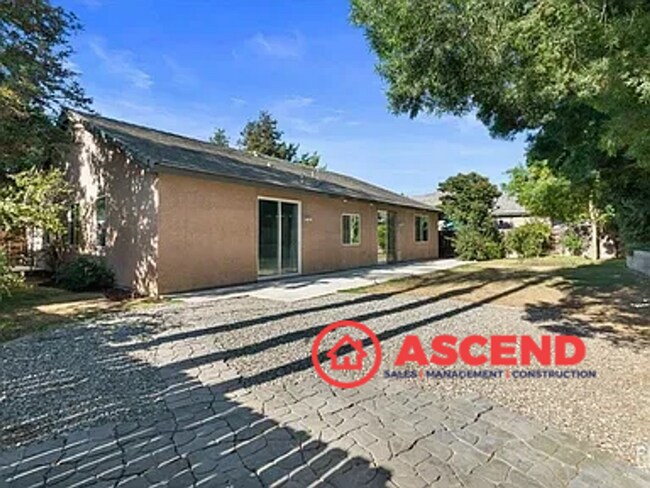 Building Photo - Stunning Home Home Off Jewetta Ave and Sno...