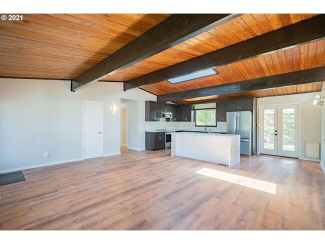 Building Photo - Gorgeous 3 Bedroom Remodel in Highly Desir...
