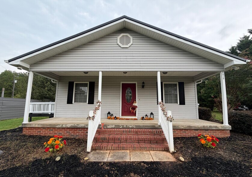 Easy to Decorate! - 1619 Cedar Rock Church Rd