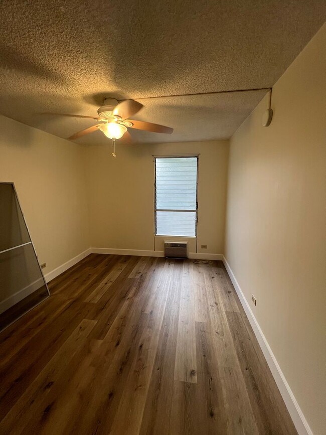 Building Photo - 1 bedroom, 1 bath, 1 parking in the heart of Waikiki!