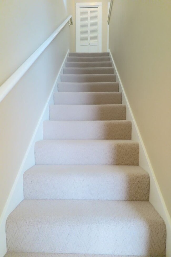 Building Photo - Discover easy living at Forest Heights 2b/2ba Townhome!