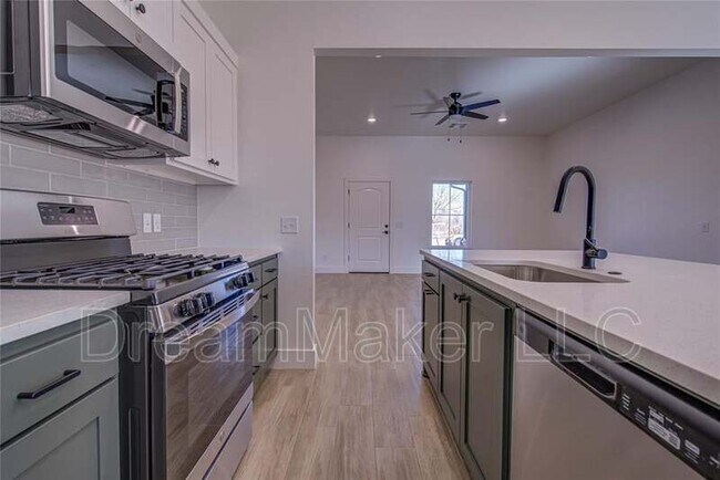 Building Photo - 126 Hope Ave