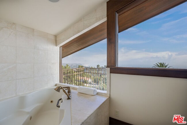 Building Photo - 620 Resolano Dr