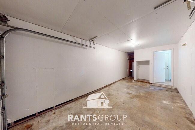 Building Photo - Spacious 2-Bedroom Duplex Unit with a Gara...