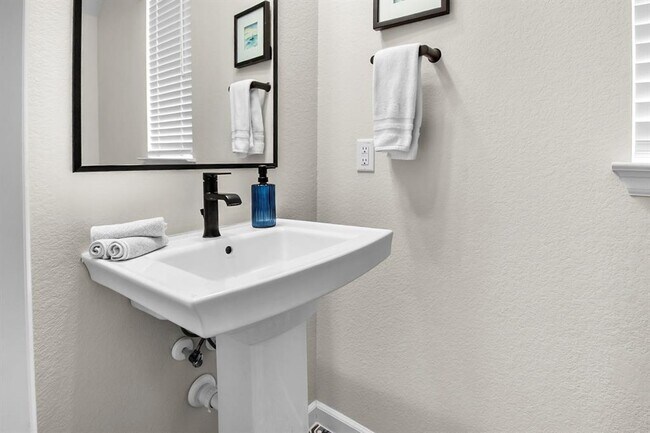 Building Photo - 166 Twistleaf Dr