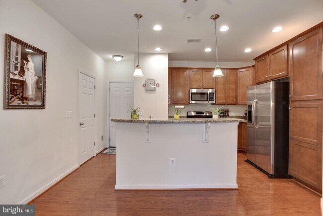 Building Photo - 43881 Centergate Dr