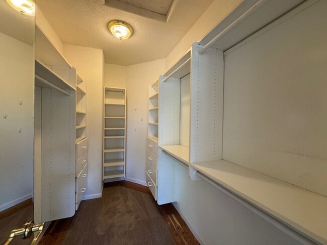 Building Photo - Gorgeous 5 bedroom + office, 4.5 bath Alam...