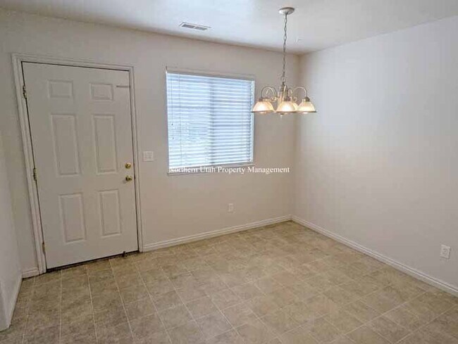 Building Photo - 2 Bed, 2 Bath Townhome