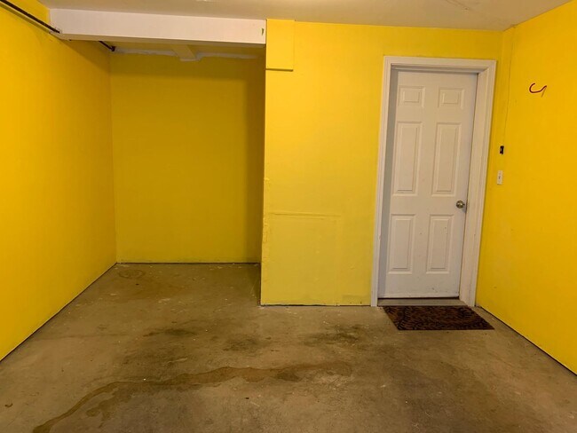 Building Photo - In the heart of Green Lake 3 bed 2.5 bath townhome for rent