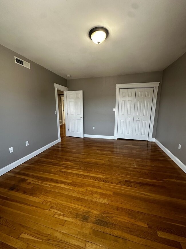 Building Photo - Spacious 3 Bed 2 Bath Apartment With Garag...