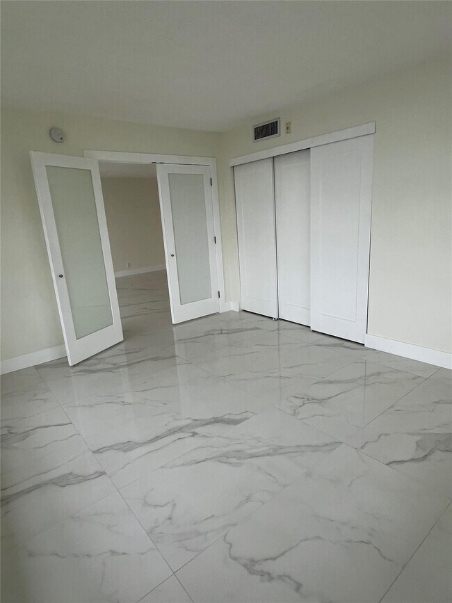 Building Photo - 3150 N Course Ln