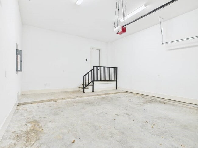 Building Photo - 6310 Norland St