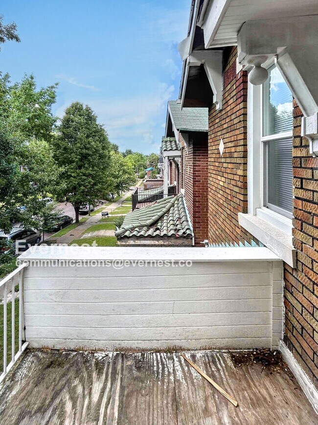 Building Photo - 2 Bed/1 Bath Townhome with Balcony / Pet-Friendly / Vouchers Accepted / Available Soon!