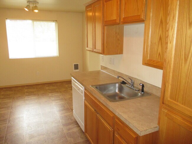 Building Photo - Two Bedroom Apartment in South Salem