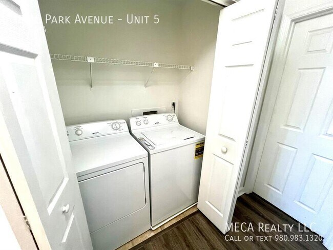 Building Photo - 300 E Park Ave