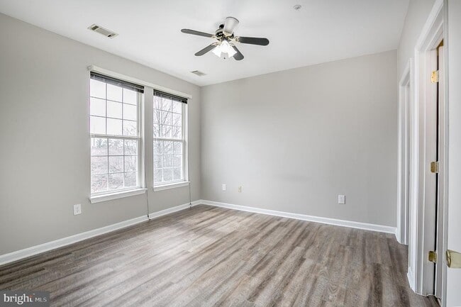 Building Photo - 8202 Blue Heron Dr