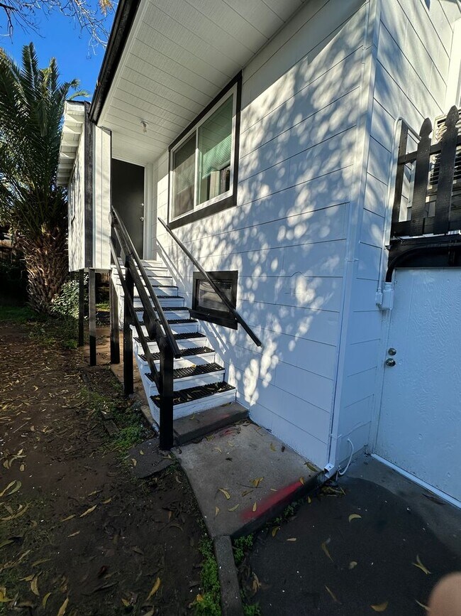 Building Photo - Chestnut-1918/1920