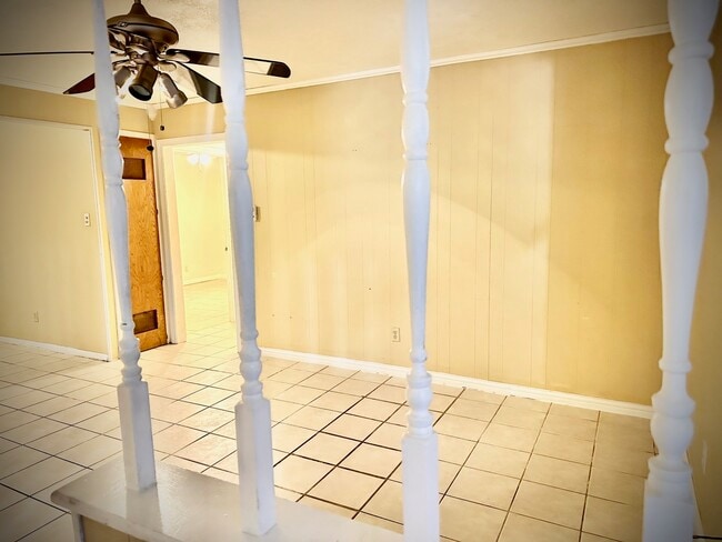 Building Photo - 320 S Avenue F