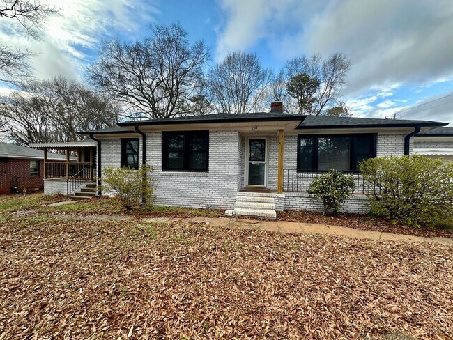 Building Photo - 4 Bedroom 3 Bathroom