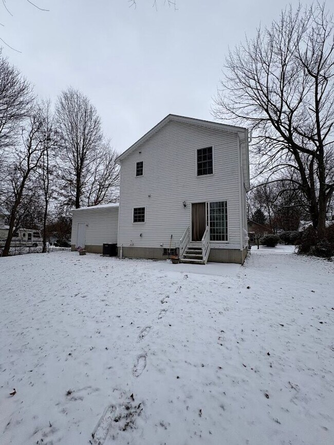 Building Photo - Three bedroom two bathroom home for rent