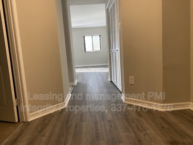 Building Photo - 11550 Southfork Ave