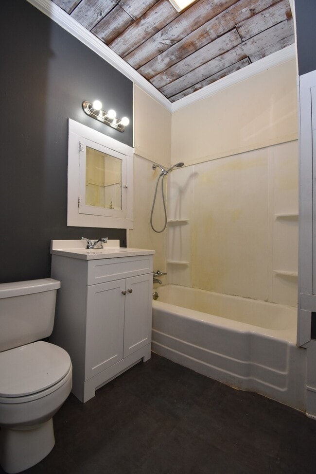 Building Photo - Recently Updated 3 Bedroom House