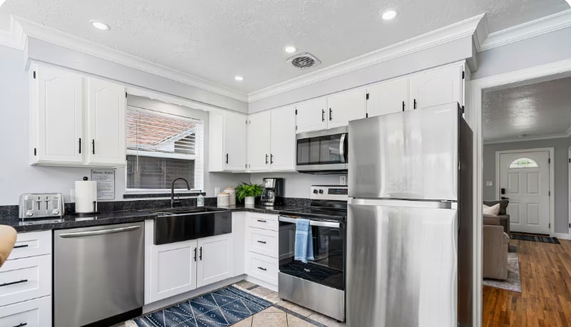 Building Photo - 444 N Oakley St