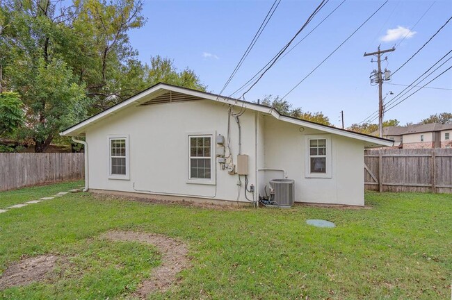 Building Photo - 1228 Broadmoor Dr