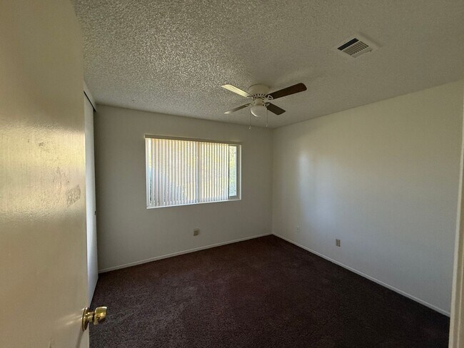 Building Photo - 3 Bed 2 Bath E Peach St