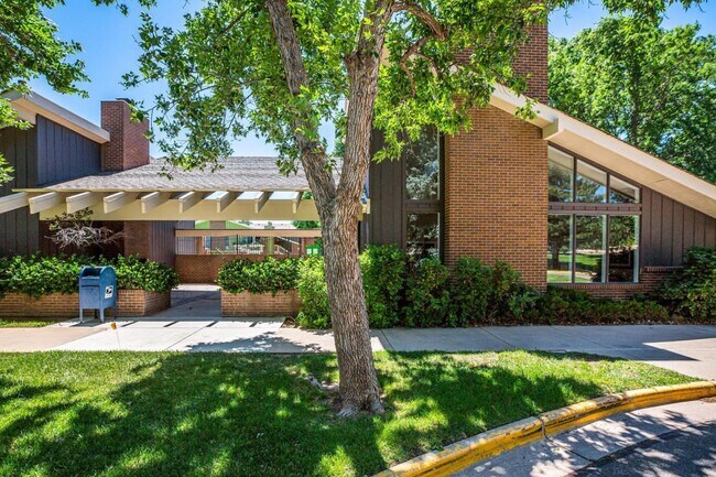 Building Photo - 2800 Kalmia Ave