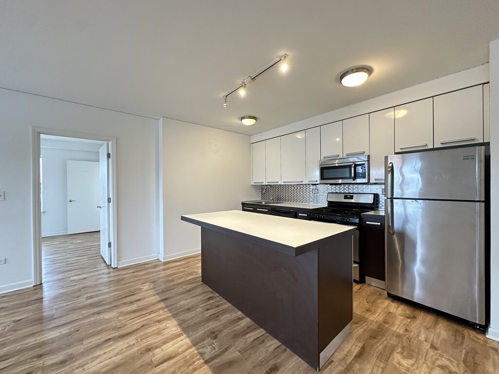 Building Photo - 1544 W Glenlake Ave