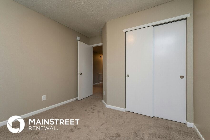 Building Photo - 4549 Connaught Dr E