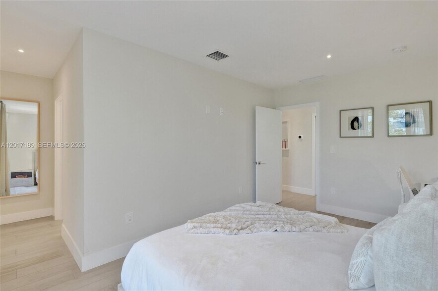 Building Photo - 2851 SW 33rd Ct