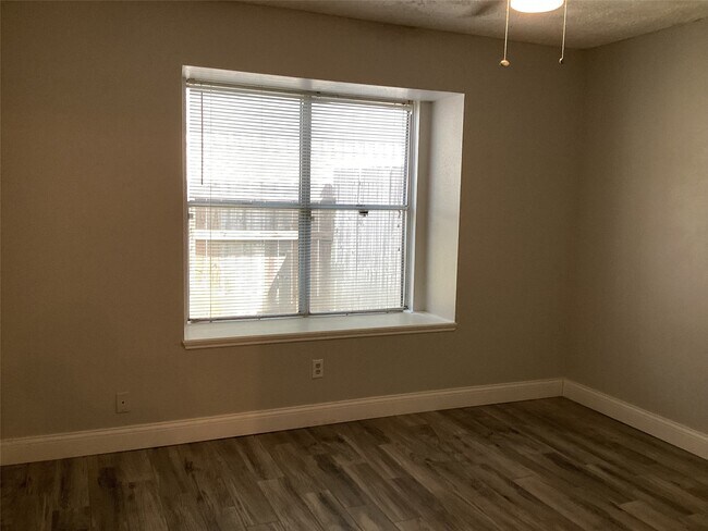 Building Photo - 1905 Eastwind Dr