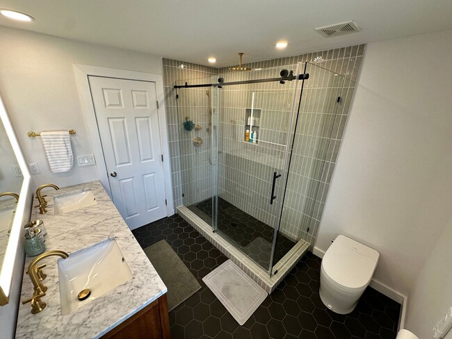 Building Photo - Beautiful Designer 3 bedroom home in Quiet...