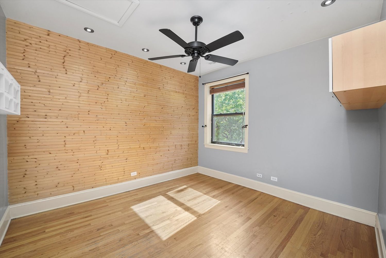 Building Photo - 7633 N Greenview Ave