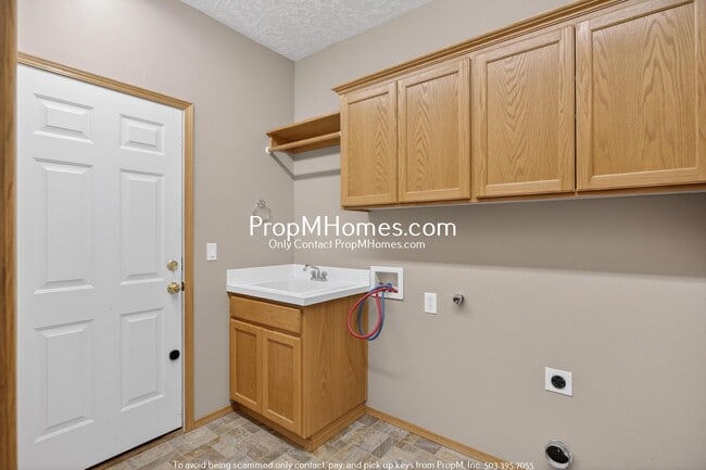Building Photo - Spacious Three Bedroom Home in Clackamas!