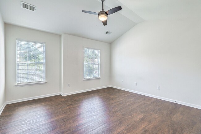 Building Photo - Charming 3-Bedroom Townhome in Summer Wood...