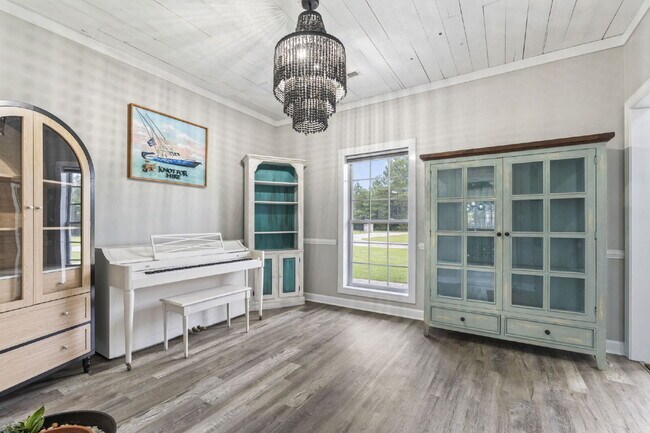 Building Photo - Peaceful and Luxury Living on 3+ Acres