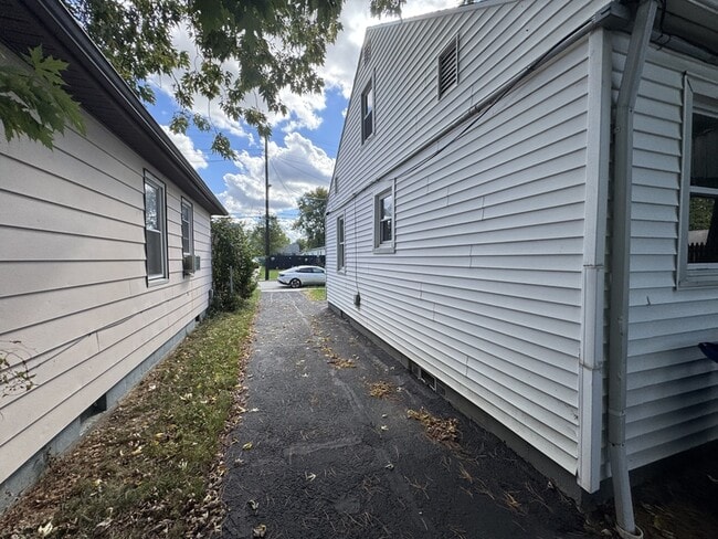 Building Photo - 13506 Bennington Ave