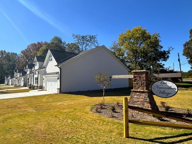 Building Photo - 36 Village Ct