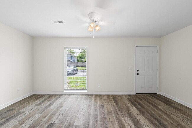 Building Photo - "Charming 2-Bedroom Townhouse Retreat with...