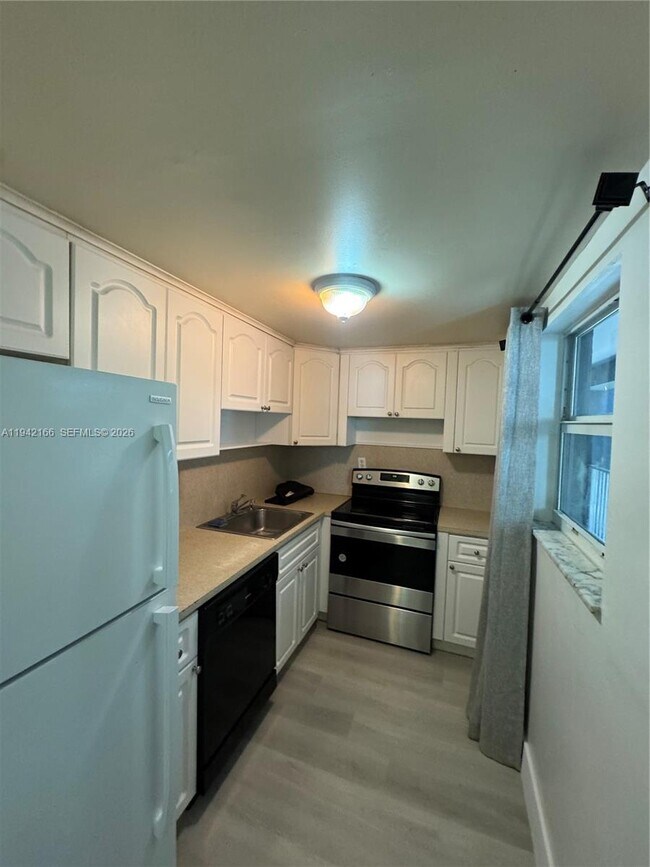 Building Photo - 645 NE 121st St