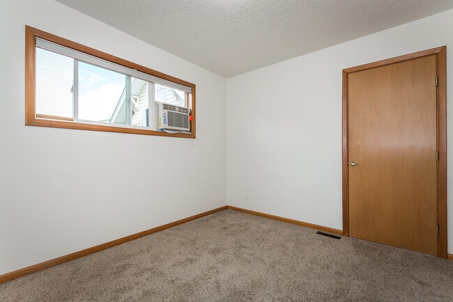 Building Photo - 3387 SE 10th Ave