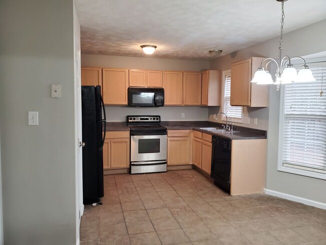 Building Photo - 3 bd/ 2 ba located MINUTES from Fort Bragg...