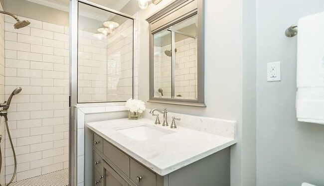 Building Photo - 1213 Glen Eden Dr