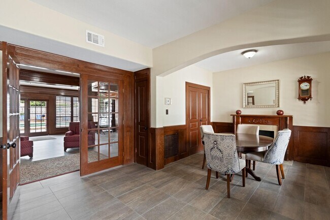 Building Photo - 2425 Underwood St