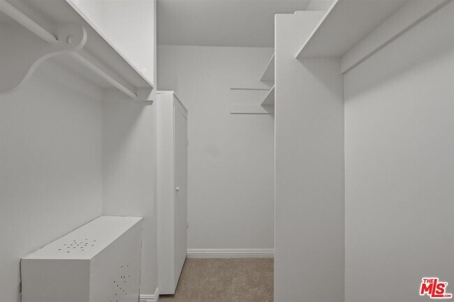 Building Photo - 435 N Oakhurst Dr