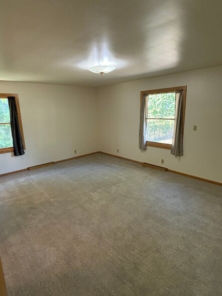 Main carpeted upstairs bedroom - 815 E 6th St